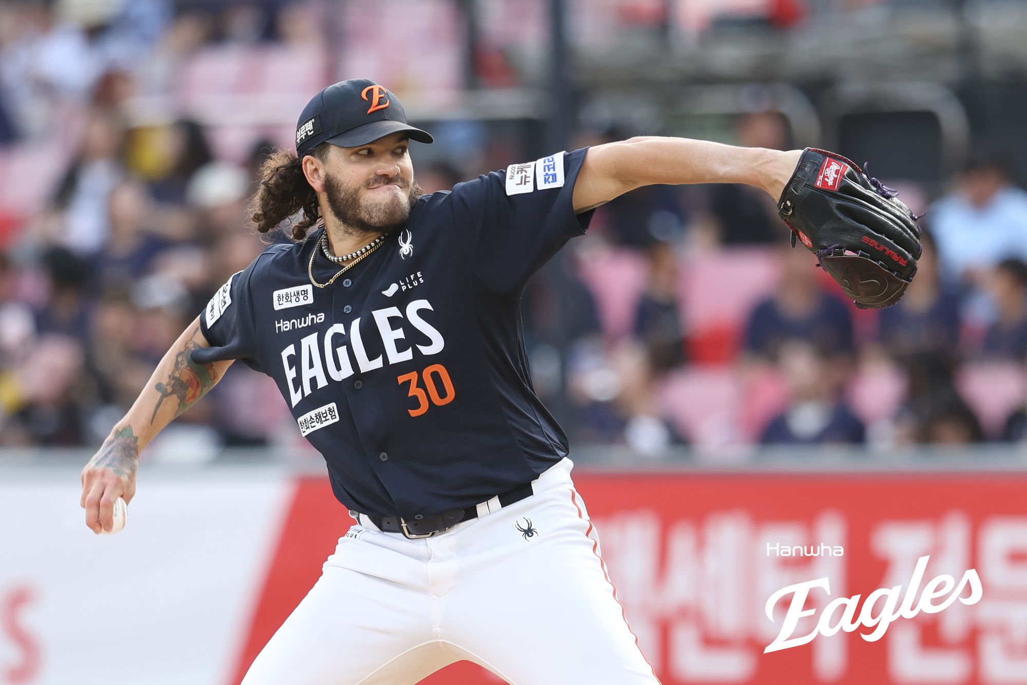 한화 에이스 코디 폰세는 20일 수원케이티즈파크에서 열린 2025 신한 SOL Bank KBO리그 KT 위즈와의 원정경기에서 선발투수로 등판, 5이닝 5피안타(1피홈런) 4사사구 6탈삼진 4실점을 기록하고 마운드를 내려갔다. 폰세는 1회 홈팀 강타자 안현민에 3점포를 허용하더니 5회 안현민에 다시 적시타를 내줬다. 폰세 뒤를 이어 문동주가 마운드에 올랐다. 한화 이글스