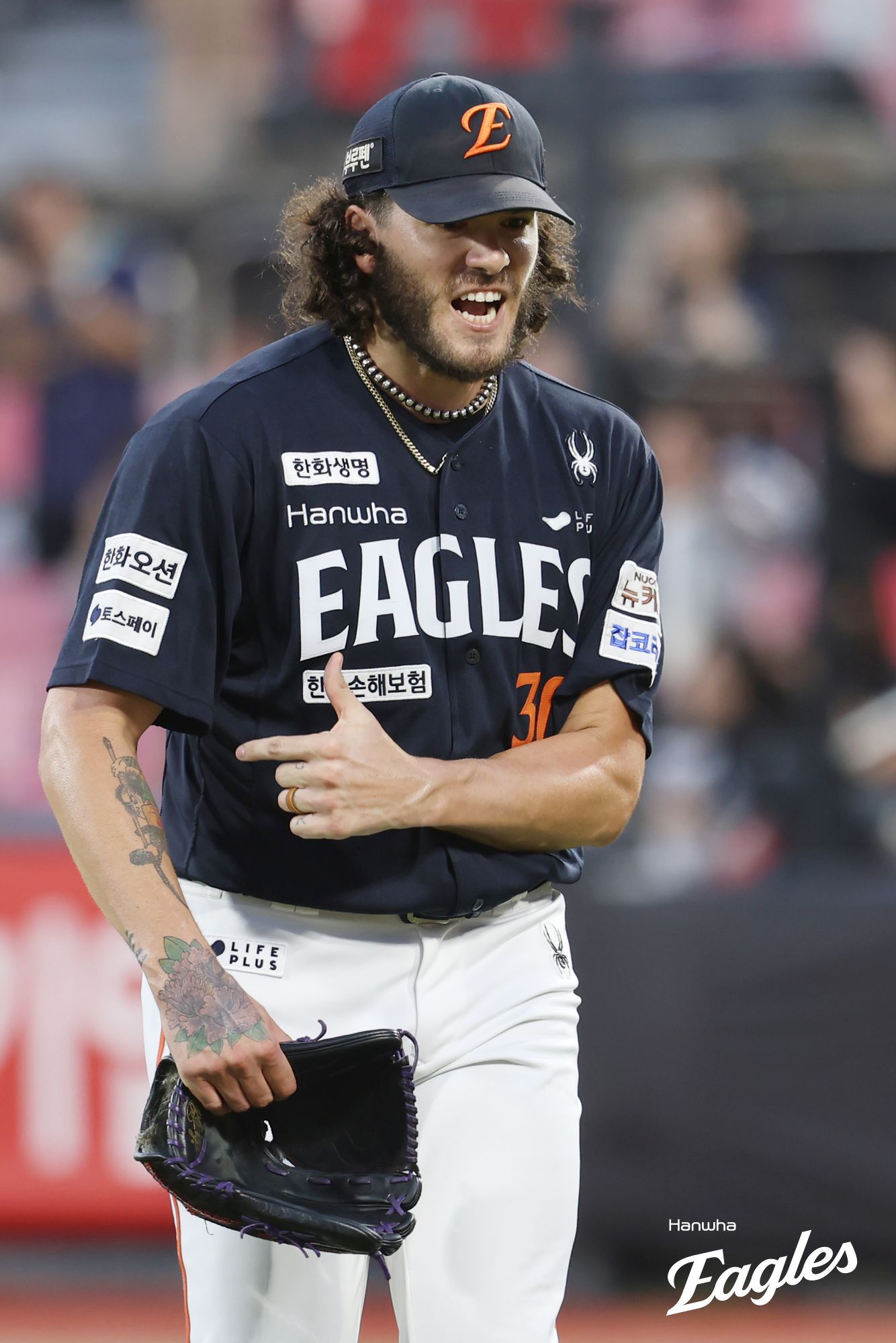 한화 에이스 코디 폰세는 20일 수원케이티즈파크에서 열린 2025 신한 SOL Bank KBO리그 KT 위즈와의 원정경기에서 선발투수로 등판, 5이닝 5피안타(1피홈런) 4사사구 6탈삼진 4실점을 기록하고 마운드를 내려갔다. 폰세는 1회 홈팀 강타자 안현민에 3점포를 허용하더니 5회 안현민에 다시 적시타를 내줬다. 폰세 뒤를 이어 문동주가 마운드에 올랐다. 한화 이글스