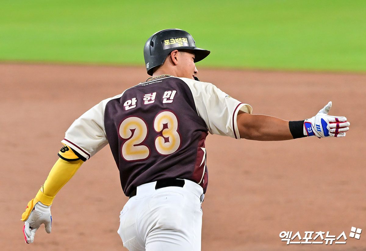한화 에이스 코디 폰세는 20일 수원케이티즈파크에서 열린 2025 신한 SOL Bank KBO리그 KT 위즈와의 원정경기에서 선발투수로 등판, 5이닝 5피안타(1피홈런) 4사사구 6탈삼진 4실점을 기록하고 마운드를 내려갔다. 폰세는 1회 홈팀 강타자 안현민(사진)에 3점포를 허용하더니 5회 안현민에 다시 적시타를 내줬다. 폰세 뒤를 이어 문동주가 마운드에 올랐다. 엑스포츠뉴스DB