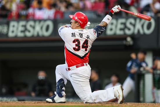 23일 오후 광주기아챔피언스필드에서 열린 '2025 신한 SOL Bank KBO리그' NC 다이노스와 KIA 타이거즈의 경기, 6회초 2사 3루 NC 김휘집이 1타점 적시타를 날리고 있다. 엑스포츠뉴스 DB