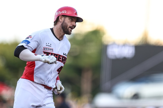 18일 오후 서울 송파구 잠실야구장에서 열린 '신한 SOL Bank KBO리그' NC 다이노스와 LG 트윈스의 경기, 6회초 무사 1루 NC 데이비슨이 안타를 때려낸 뒤 세리머니를 하고 있다. 엑스포츠뉴스 DB