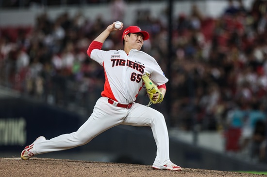 24일 오후 서울 송파구 잠실야구장에서 열린 '2025 신한 SOL Bank KBO리그' NC 다이노스와 LG 트윈스의 경기, 1회초 1사 만루 NC 권희동이 병살타를 때려내고 있다. 엑스포츠뉴스 DB