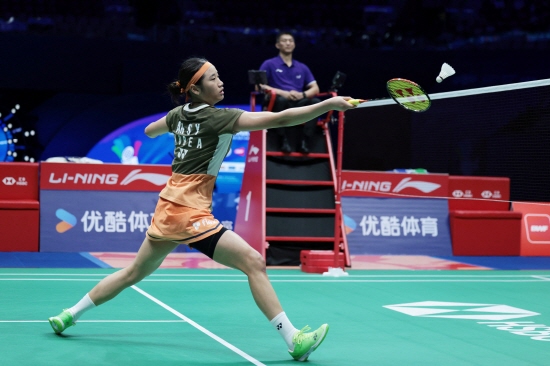 지난해 파리 하계올림픽 배드민턴 금메달리스트이자 세계 1위 안세영은 20일 중국 선전의 선전 아레나에서 열린 2025 세계배드민턴연맹(BWF) 월드투어 슈퍼 750 중국 마스터스 여자단식 4강에서 일본의 야마구치 아카네를 단 39분 만에 게임스코어 2-0으로 완파했다. 야마구치는 2021년과 2022년, 그리고 올해 세계선수권 여자단식을 우승하는 등 '월드챔피언'에 3번이나 오른 강자임에도 안세영 앞에서 힘 없이 무너졌다. 연합뉴스