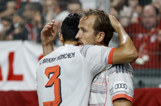 독일 최고 명문이자 디펜딩 분데스리가 챔피언 바이에른 뮌헨은 20일(한국시간) 오후 10시30분 독일 호펜하임 프리제로 아레나에서 2025-2026 분데스리가 4라운드 호펜하임과 원정 경기를 치른다. 뮌헨이 3연승을 달린 가운데 사령탑인 뱅상 콤파니 감독은 마누엘 노이어를 골키퍼로 세운 뒤 김민재와 독일 국가대표 오나탄 타를 센터백 콤비로 출격시켰다. 김민재는 새 시즌 정규리그에 선발 멤버로 처음 등장한다. 연합뉴스