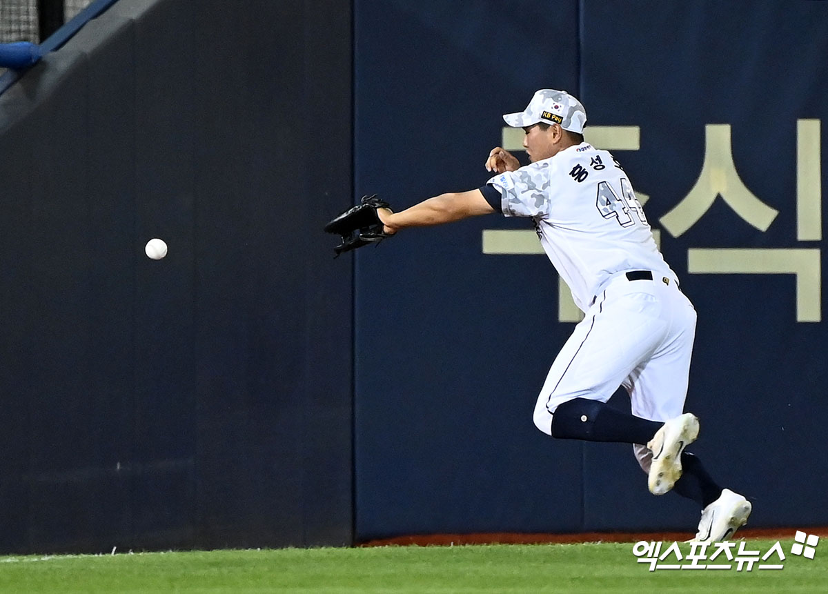 두산 베어스 외야수 홍성호가 왼손 부상으로 21일 인천 SSG 랜더스전에 앞서 1군 엔트리에서 말소됐다. 사진 엑스포츠뉴스 DB