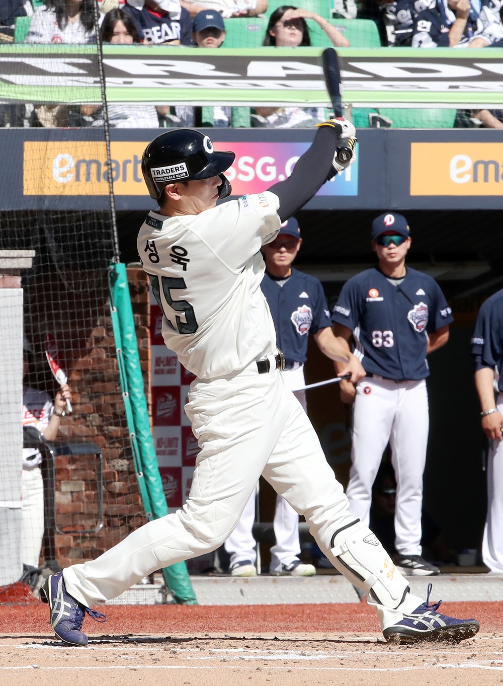 SSG 랜더스 김성욱이 21일 인천 SSG랜더스필드에서 열린 2025 신한 SOL Bank KBO리그 두산 베어스와의 팀 간 14차전에서 2회말 역전 2점 홈런을 기록했다. 사진 SSG 랜더스