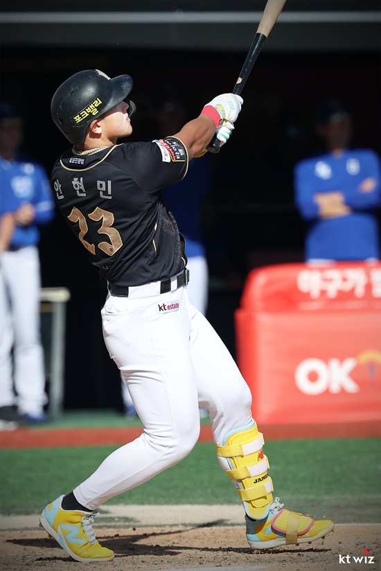 KT 위즈 안현민이 21일 수원 KT위즈파크에서 열린 2025 신한 SOL Bank KBO리그 삼성 라이온즈와 홈경기에 3번타자 겸 우익수로 선발 출전, 4타수 2안타(1홈런) 2타점 1볼넷을 기록했다. KT 위즈