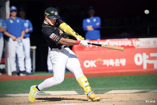 KT 위즈 안현민이 21일 수원 KT위즈파크에서 열린 2025 신한 SOL Bank KBO리그 삼성 라이온즈와 홈경기에 3번타자 겸 우익수로 선발 출전, 4타수 2안타(1홈런) 2타점 1볼넷을 기록했다. KT 위즈