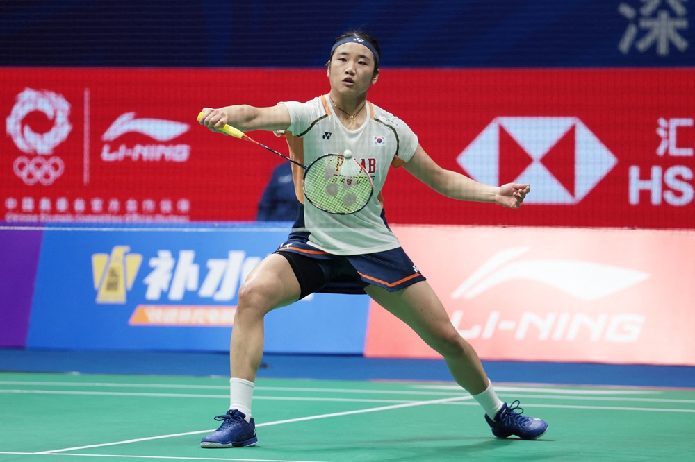 안세영이 21일(한국시간) 중국 선전의 선전 아레나에서 열린 2025 세계배드민턴연맹(BWF) 월드투어 슈퍼 750 중국 마스터스 여자단식 결승전에서 세계랭킹 3위 중국의 한웨를 게임 스코어 2-0(21-11 21-3)으로 꺾고 우승을 차지했다. 사진 연합뉴스