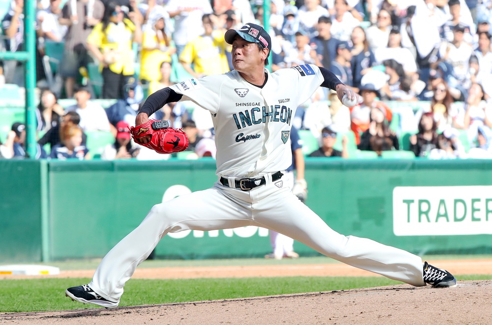 SSG 랜더스 김광현이 21일 인천 SSG랜더스필드에서 열린 2025 신한 SOL Bank KBO리그 두산 베어스와의 팀 간 14차전에 선발등판, 5이닝 3실점으로 승리투수가 됐다. 사진 SSG 랜더스