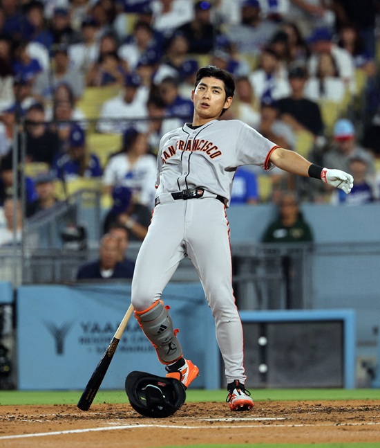 샌프란시스코 자이언츠 이정후가 22일(한국시간) 미국 캘리포니아주 로스앤젤레스의 다저스타디움에서 열린 2025 메이저리그(MLB) 정규시즌 LA 다저스와 원정경기에 6번타자 겸 중견수로 선발 출전해 4타수 무안타로 침묵했다. 시즌 타율은 0.263에서 0.261(541타수 141안타)로 소폭 하락했다. AFP 연합뉴스