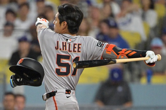 샌프란시스코 자이언츠 이정후가 22일(한국시간) 미국 캘리포니아주 로스앤젤레스의 다저스타디움에서 열린 2025 메이저리그(MLB) 정규시즌 LA 다저스와 원정경기에 6번타자 겸 중견수로 선발 출전해 4타수 무안타로 침묵했다. 시즌 타율은 0.263에서 0.261(541타수 141안타)로 소폭 하락했다. Imagn Images 연합뉴스