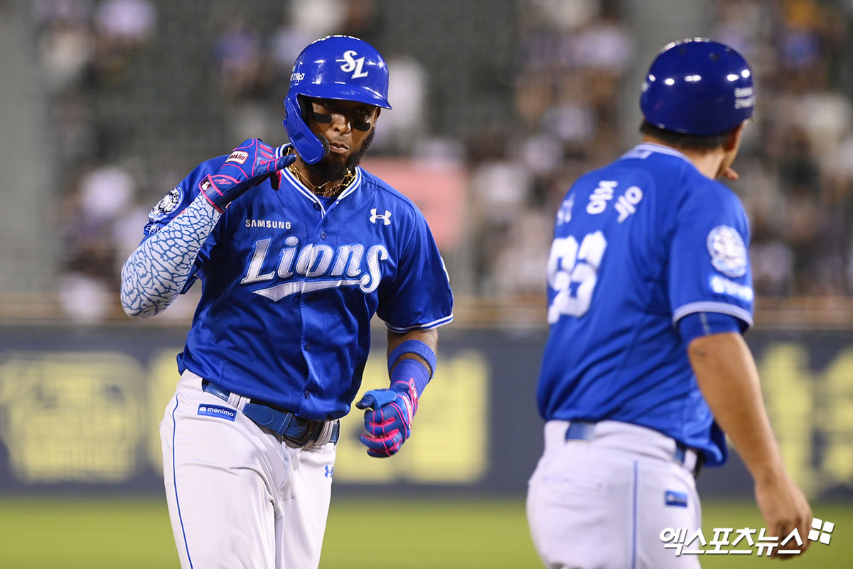 지난달 27일 오후 서울 송파구 잠실야구장에서 열린 '2025 신한 SOL Bank KBO리그' 삼성 라이온즈와 두산 베어스의 경기, 4회초 2사 삼성 디아즈가 홈런을 날리고 세리머니를 하고 있다. 엑스포츠뉴스 DB