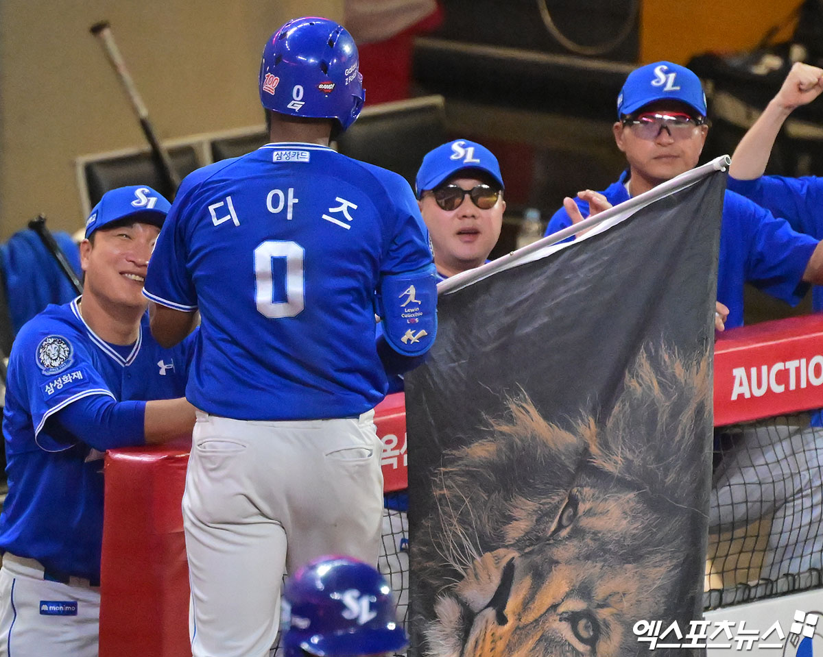 지난달 6일 오후 인천SSG랜더스필드에서 열린 '2025 신한 SOL Bank KBO리그' 삼성 라이온즈와 SSG 랜더스의 경기, 6회초 1사 삼성 디아즈가 솔로 홈런을 날린 후 박진만 감독의 축하를 받고 있다. 엑스포츠뉴스 DB