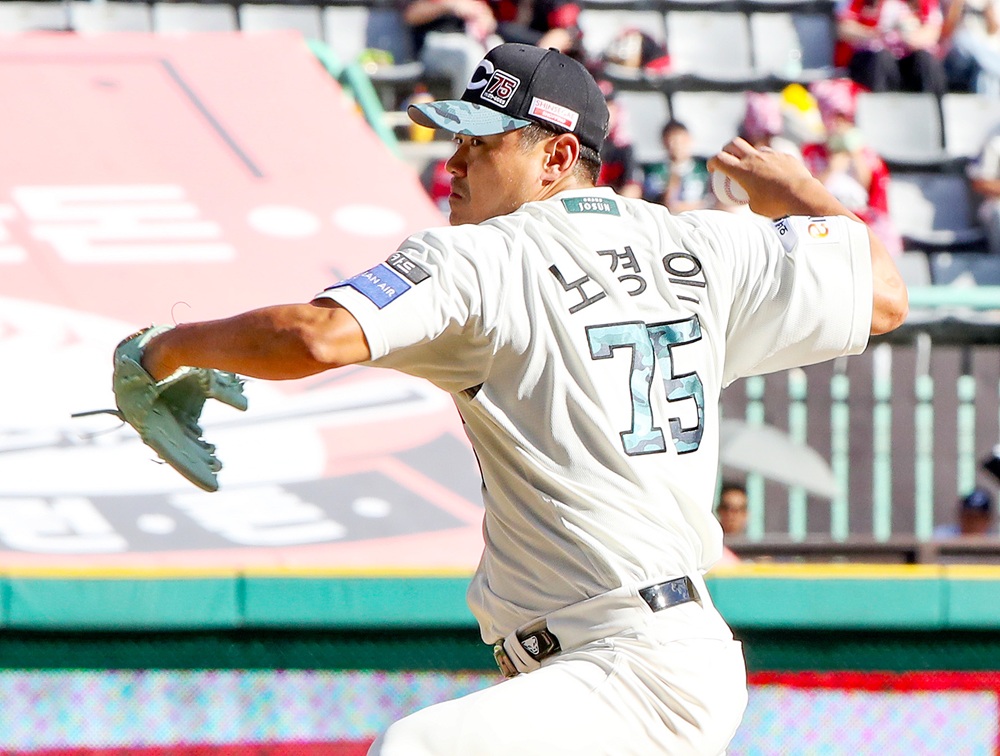 SSG 랜더스 베테랑 우완 노경은이 지난 21일 문학 두산 베어스전에서 홀드를 기록했다. 사진 SSG 랜더스