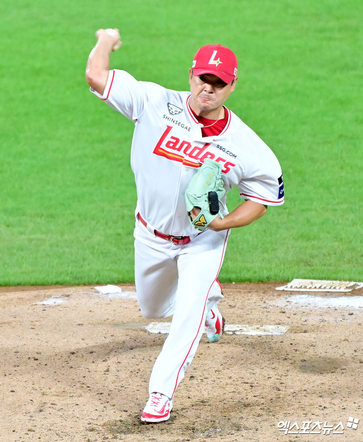 SSG 랜더스 베테랑 우완 노경은이 지난 21일 문학 두산 베어스전에서 홀드를 기록했다. 사진 엑스포츠뉴스 DB