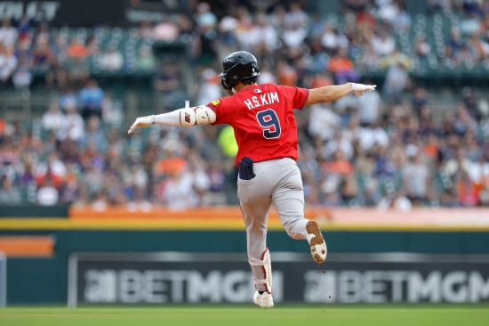 애틀랜타 브레이브스 김하성이 이적 후 18경기에서 타율 0.313(64타수 20안타) 3홈런 12타점 OPS 0.839를 기록했다. 현지 매체 '디 애슬레틱'은 김하성의 눈부신 활약상을 두고 '김하성의 가치가 급상승 중이다. 애틀랜타에서 뛴 지난 몇 주 동안 김하성이 2026년 1600만 달러의 선수 옵션을 거부할 가능성이 점점 커지고 있다'고 보도했다. AFP 연합뉴스