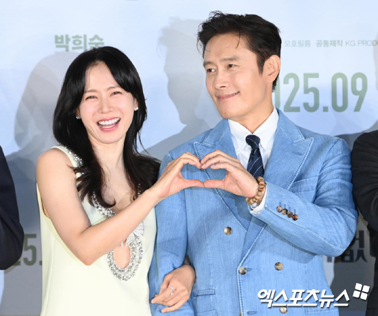 9월 19일 오전, 서울 용산구 CGV용산아이파크몰에서 열린 영화 '어쩔 수가 없다'(감독 박찬욱) 제작보고회에 참석한 손예진, 이병헌이 포토타임을 갖고 있다.
