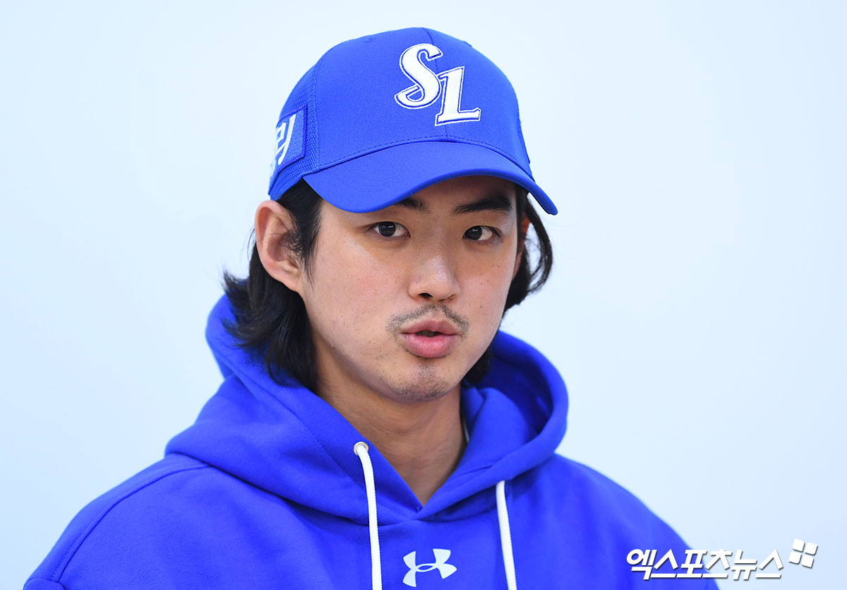 삼성 라이온즈 주장 구자욱이 19일 서울 잠실야구장에서 LG 트윈스와의 플레이오프 4차전을 앞두고 인터뷰에 임하고 있다. 구자욱은 2차전에서 다친 왼쪽 무릎을 치료하기 위해 일본으로 떠났다가 지난 18일 귀국했다. 이후 안방 대구로 향하지 않고 1군 선수단과 함께하기 위해 잠실로 왔다. 엑스포츠뉴스 DB