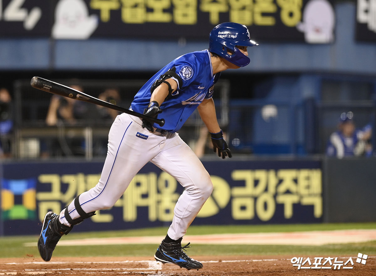 삼성 라이온즈 외야수 구자욱이 22일 병원 검진 결과 왼쪽 무릎 인대 염증 소견을 받았다. 구자욱은 1군 엔트리 말소 없이 23일 대구 두산 베어스전을 앞두고 팀 훈련 참가 여부를 결정할 예정이다. 엑스포츠뉴스 DB
