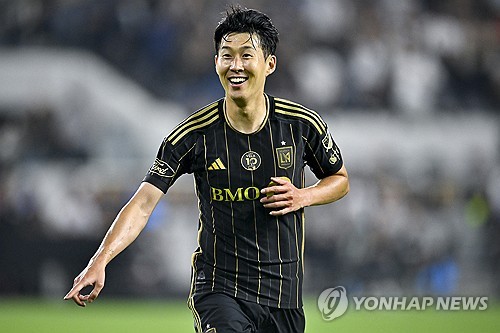 로스앤젤레스FC(LAFC)의 사령탑 스티브 체룬돌로 감독이 최근 뛰어난 활약상을 보여주고 있는 손흥민을 향해 극찬을 보냈다. 체룬돌로 감독은 '강렬함'과 '우수함'이라는 단어가 손흥민을 대표한다면서 공격수들이 손흥민처럼 득점을 해준다면 수비수들도 힘을 내 정규시간인 90분을 넘어 100분도 뛸 수 있을 거라며 손흥민을 치켜세웠다. 사진 연합뉴스
