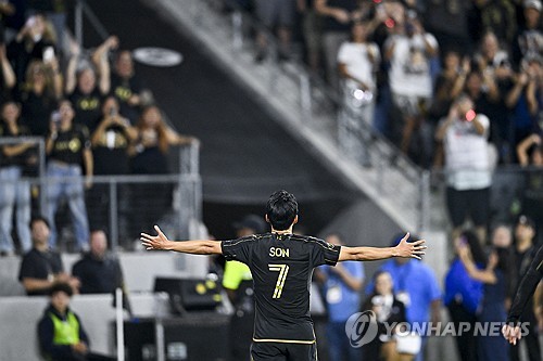 로스앤젤레스FC(LAFC)의 사령탑 스티브 체룬돌로 감독이 최근 뛰어난 활약상을 보여주고 있는 손흥민을 향해 극찬을 보냈다. 체룬돌로 감독은 '강렬함'과 '우수함'이라는 단어가 손흥민을 대표한다면서 공격수들이 손흥민처럼 득점을 해준다면 수비수들도 힘을 내 정규시간인 90분을 넘어 100분도 뛸 수 있을 거라며 손흥민을 치켜세웠다. 사진 연합뉴스