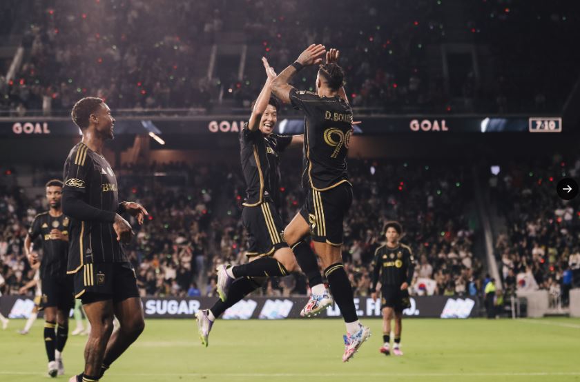 LAFC 공격 콤비 손흥민과 드니 부앙가가 22일 레알 솔트레이크 시티와의 홈 경기에서 4골을 합작한 뒤 MLS 공식 홈페이지는 '부앙가가 최근 네 경기에서 두 차례 해트트릭을 기록했다. 그의 골 결정력은 손흥민과 함께 뛴 이후 눈에 띄게 향상됐다'고 평가했다. 미국 '시티즌 트리뷴'은 '손흥민은 토트넘 시절 해리 케인과 함께 잉글리시 프리미어리그 역사적인 공격 듀오를 만들었다. 이제 그는 MLS에서도 또 다른 파트너십을 만들어가고 있다'고 했다. 미국 스포츠 전문 매체 '스포팅 트리뷴'은 '손흥민과 함께라면 부앙가가 골든부츠 경쟁에서 메시와 끝까지 맞붙을 수 있다'며 '손흥민의 가세로 부앙가는 단순히 팀 내 에이스를 넘어 리그 전체를 대표하는 스트라이커로 성장하고 있다'고 했다. LAFC