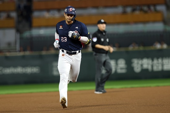 두산 베어스가 22일 인천 SSG랜더스필드에서 2025 신한 SOL 뱅크 KBO리그 SSG 랜더스전을 치러 9-2로 승리했다. 두산은 선발 투수 곽빈의 5이닝 11탈삼진 무실점 쾌투와 강승호의 선제 솔로 홈런, 그리고 6타점을 합작한 테이블세터 안재석과 박지훈의 활약상에 힘입어 2연패에서 탈출했다. 두산 베어스