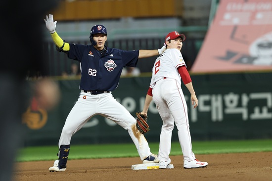 두산 베어스가 22일 인천 SSG랜더스필드에서 2025 신한 SOL 뱅크 KBO리그 SSG 랜더스전을 치러 9-2로 승리했다. 두산은 선발 투수 곽빈의 5이닝 11탈삼진 무실점 쾌투와 강승호의 선제 솔로 홈런, 그리고 6타점을 합작한 테이블세터 안재석과 박지훈의 활약상에 힘입어 2연패에서 탈출했다. 두산 베어스