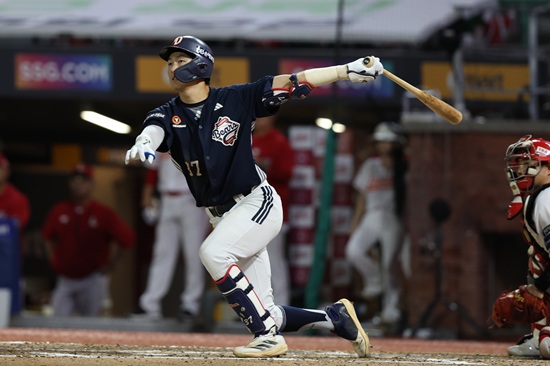 두산 베어스가 22일 인천 SSG랜더스필드에서 2025 신한 SOL 뱅크 KBO리그 SSG 랜더스전을 치러 9-2로 승리했다. 두산은 선발 투수 곽빈의 5이닝 11탈삼진 무실점 쾌투와 강승호의 선제 솔로 홈런, 그리고 6타점을 합작한 테이블세터 안재석과 박지훈의 활약상에 힘입어 2연패에서 탈출했다. 두산 베어스