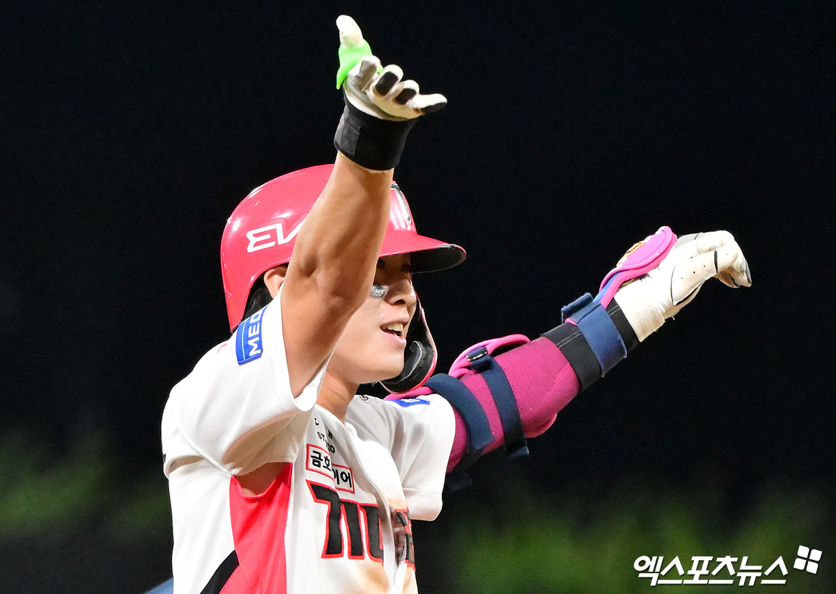 10일 오후 광주기아챔피언스필드에서 열린 '2025 신한 SOL Bank KBO리그' 삼성 라이온즈와 KIA 타이거즈의 경기, 8회말 무사 1,3루 KIA 박찬호가 2타점 3루타를 날린 후 기뻐하고 있다. 엑스포츠뉴스 DB