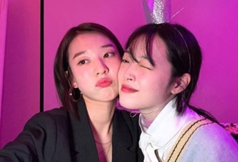 김선아(왼쪽)가 故설리(오른쪽)와 다정한 포즈를 취하고 있다