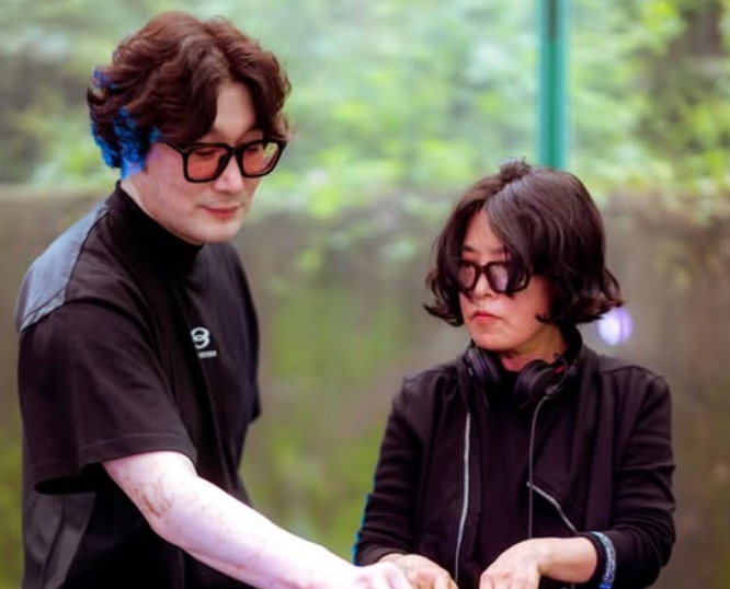 이선희가 울트라 코리아 2025(Ultra Korea 2025) 무대에 올라 디제잉을 선보이고 있다