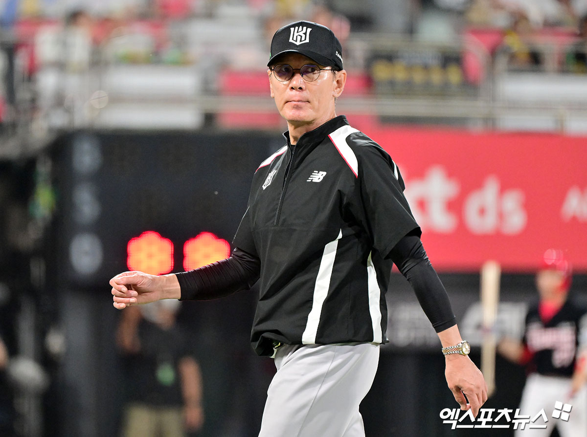 이강철 감독이 이끄는 KT 위즈가 23일 수원 KT위즈파크에서 열리는 2025 신한 SOL Bank KBO리그 키움 히어로즈와의 팀 간 16차전에서 3연승에 도전한다. 사진 엑스포츠뉴스 DB