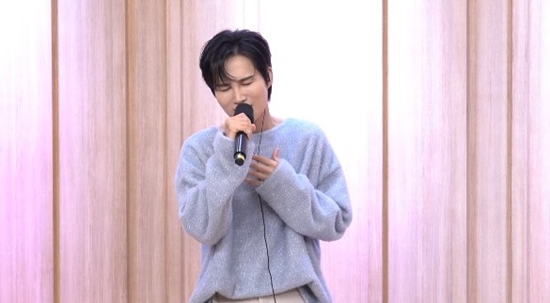 '컬투쇼'에서 라이브를 선보이는 김희재. 사진= SBS 파워FM '두시탈출 컬투쇼'