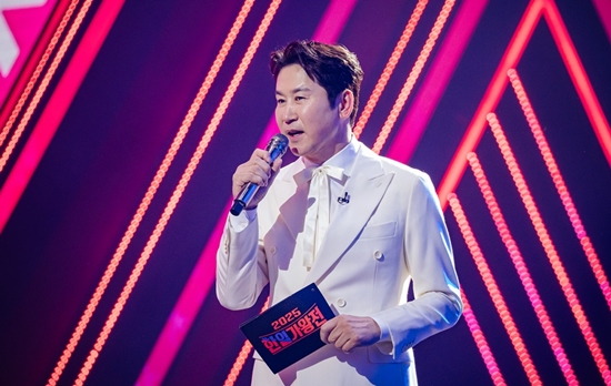 MBN '2025 한일가왕전' MC 신동엽. 사진= MBN '2025 한일가왕전' 프리뷰