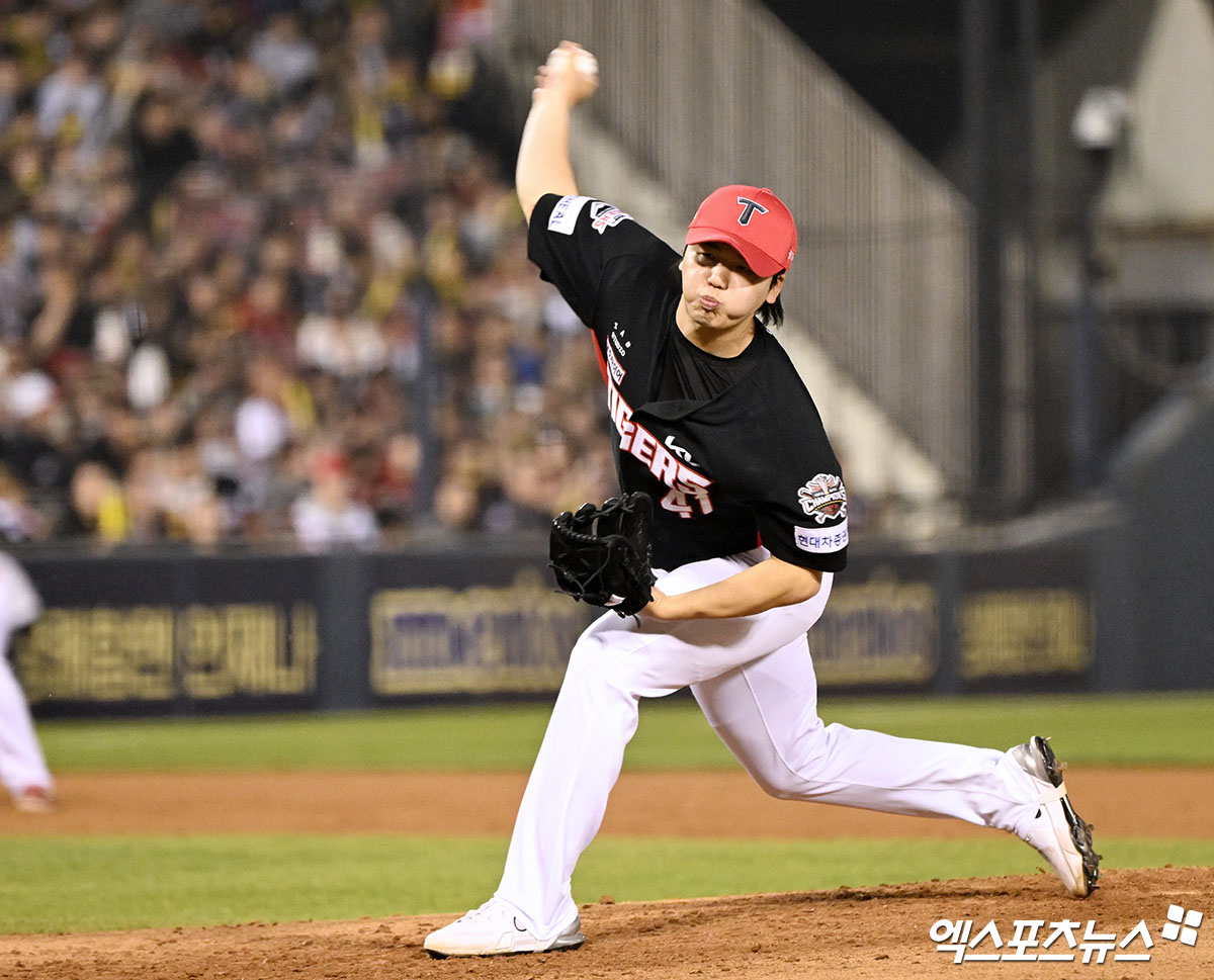 18일 오후 서울 송파구 잠실야구장에서 열린 '2025 신한 SOL Bank KBO리그' KIA 타이거즈와 두산 베어스의 경기, 3회말 2사 만루 KIA 황동하가 공을 힘차게 던지고 있다. 엑스포츠뉴스 DB