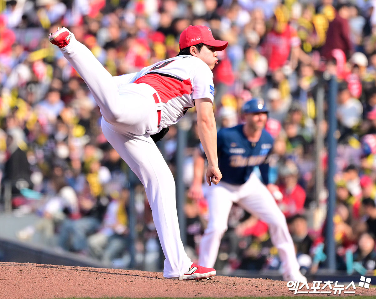 23일 오후 광주기아챔피언스필드에서 열린 '2025 신한 SOL Bank KBO리그' NC 다이노스와 KIA 타이거즈의 경기, 7회초 2사 1루 KIA 황동하가 공을 힘차게 던지고 있다. 엑스포츠뉴스 DB