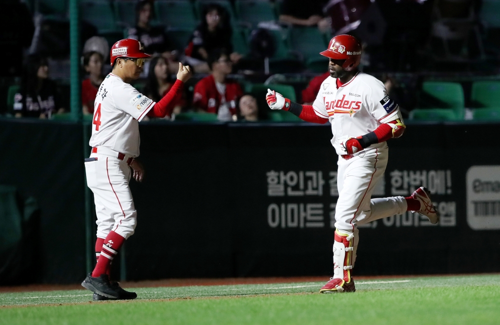 23일 오후 인천SSG랜더스필드에서 열린 '2025 신한 SOL Bank KBO리그' KIA 타이거즈와 SSG 랜더스의 경기, 5회말 2사 1루 SSG 기예르모 에레디아가 투런 홈런을 날린 뒤 그라운드를 돌고 있다. SSG 랜더스