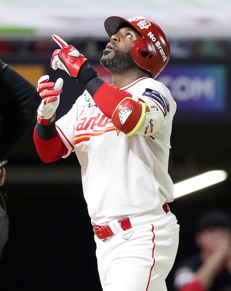 23일 오후 인천SSG랜더스필드에서 열린 '2025 신한 SOL Bank KBO리그' KIA 타이거즈와 SSG 랜더스의 경기, 5회말 2사 1루 SSG 기예르모 에레디아가 투런 홈런을 날린 뒤 그라운드를 돌고 있다. SSG 랜더스