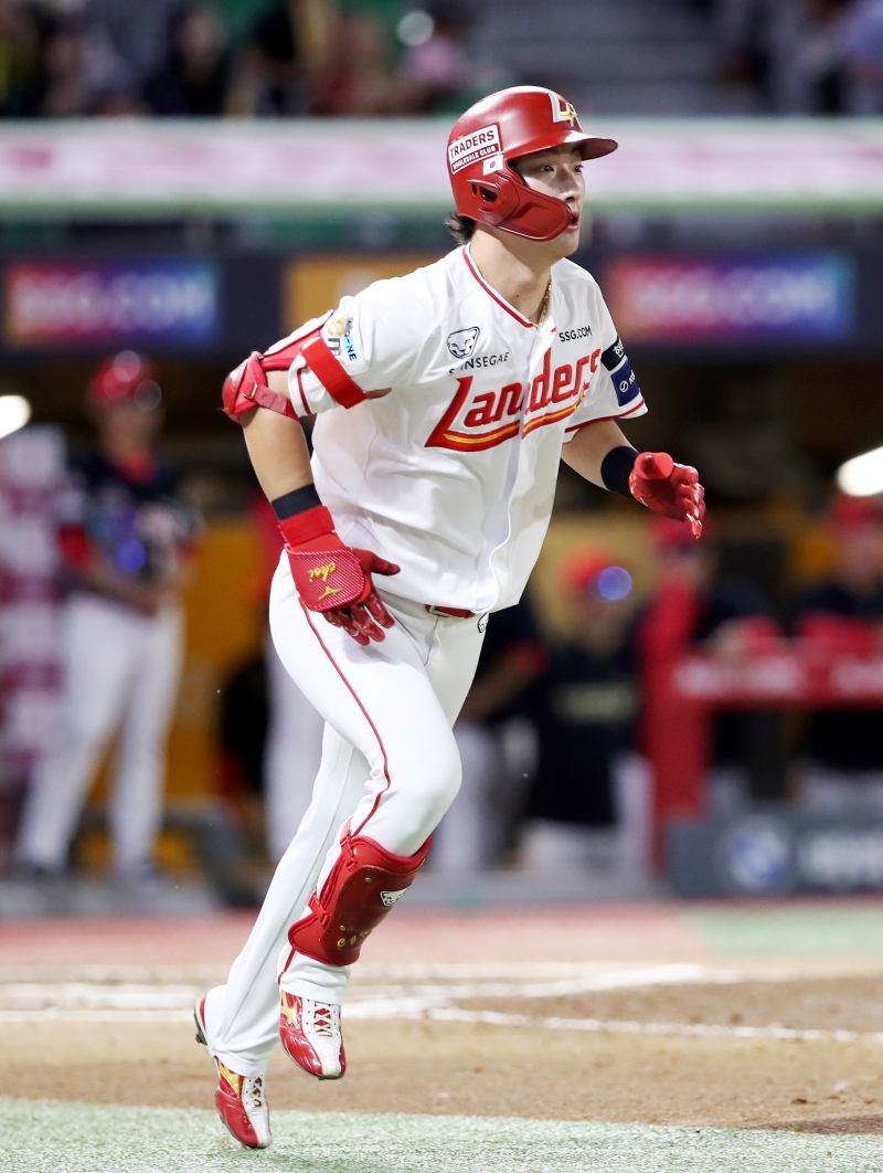 23일 오후 인천SSG랜더스필드에서 열린 '2025 신한 SOL Bank KBO리그' KIA 타이거즈와 SSG 랜더스의 경기, 6회말 무사 1루 SSG 최지훈이 투런 홈런을 날리고 있다. SSG 랜더스