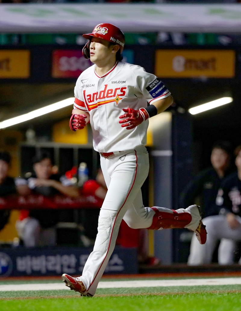 23일 오후 인천SSG랜더스필드에서 열린 '2025 신한 SOL Bank KBO리그' KIA 타이거즈와 SSG 랜더스의 경기, 6회말 무사 1루 SSG 최지훈이 투런 홈런을 날린 뒤 그라운드를 돌고 있다. SSG 랜더스