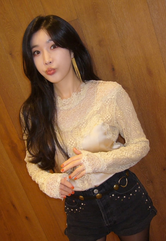 이해리가 포즈를 취하고 있다. 사진=이해리 계정