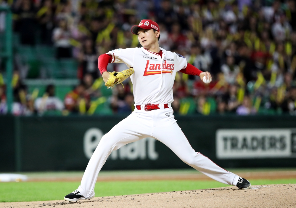 ​​​​23일 오후 인천SSG랜더스필드에서 열린 '2025 신한 SOL Bank KBO리그' KIA 타이거즈와 SSG 랜더스의 경기, SSG 선발 김건우가 공을 힘차게 던지고 있다. SSG 랜더스