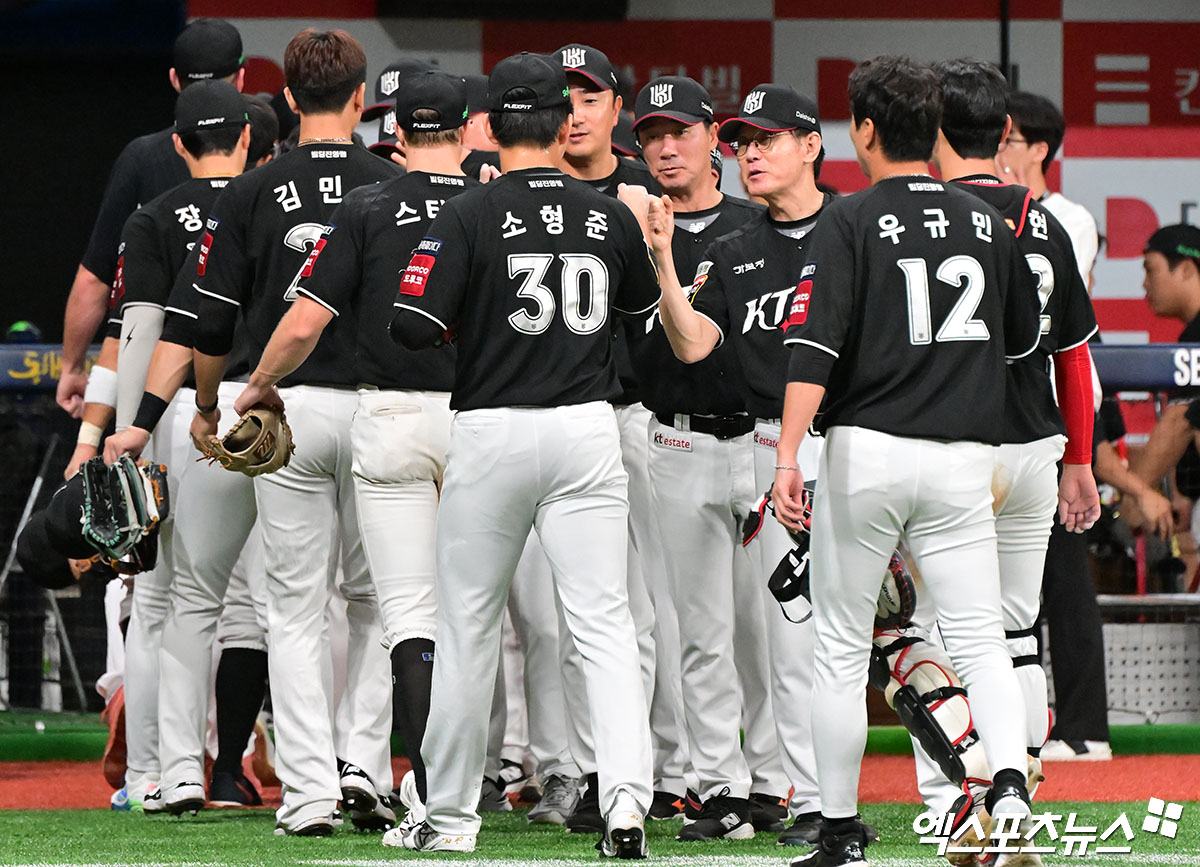 이강철 감독이 이끄는 KT 위즈가 23일 수원 KT위즈파크에서 열린 2025 신한 SOL Bank KBO리그 키움 히어로즈와의 팀간 16차전에서 7-0으로 승리, 3연승을 질주했다. 사진 엑스포츠뉴스 DB