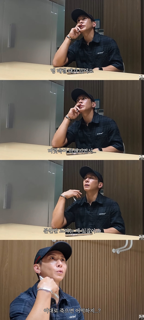 브라이언이 유튜브 제작진과 대화를 나누고 있다. 사진=유튜브 채널 '더브라이언'