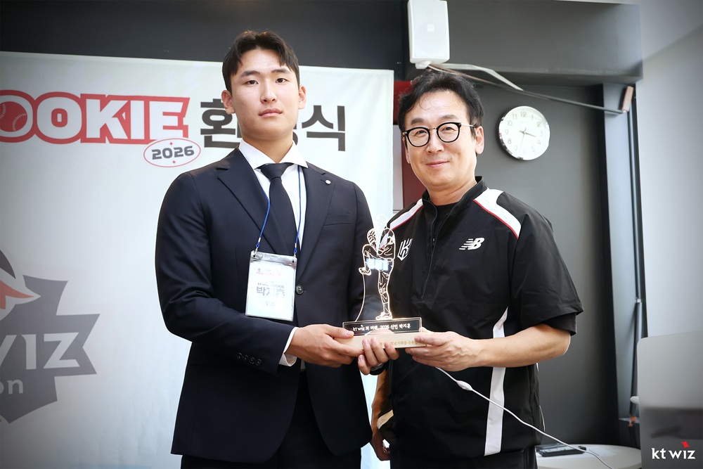 2026 KBO 신인드래프트에서 1라운드, 전체 6순위로 KT 위즈에 지명된 전주고 투수 박지훈(왼쪽)이 9월 23일 KT가 주최한 신인선수 환영행사에 참석했다. 사진 KT 위즈