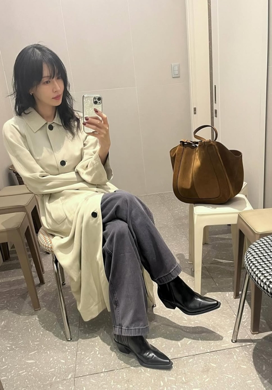 김소연이 트렌치코트를 입고 있다. 사진=김소연 계정