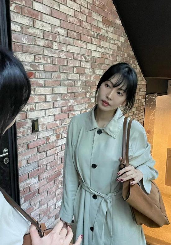 김소연이 외모를 확인하고 있다. 사진=김소연 계정