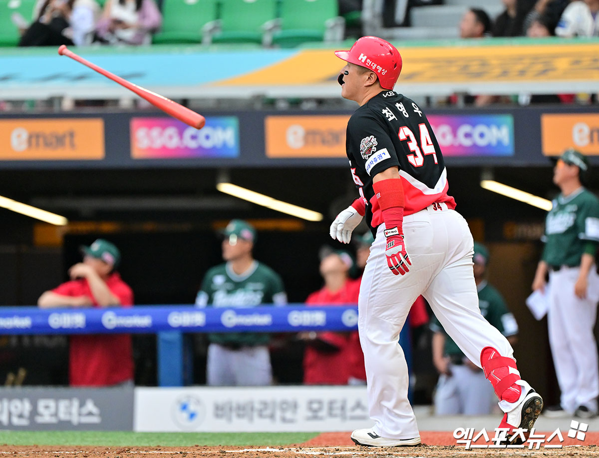 21일 오후 인천SSG랜더스필드에서 열린 '2025 신한 SOL Bank KBO리그' KIA 타이거즈와 SSG 랜더스의 경기, 5회초 2사 1,2루 KIA 최형우가 스리런 홈런을 날리고 있다. 엑스포츠뉴스 DB